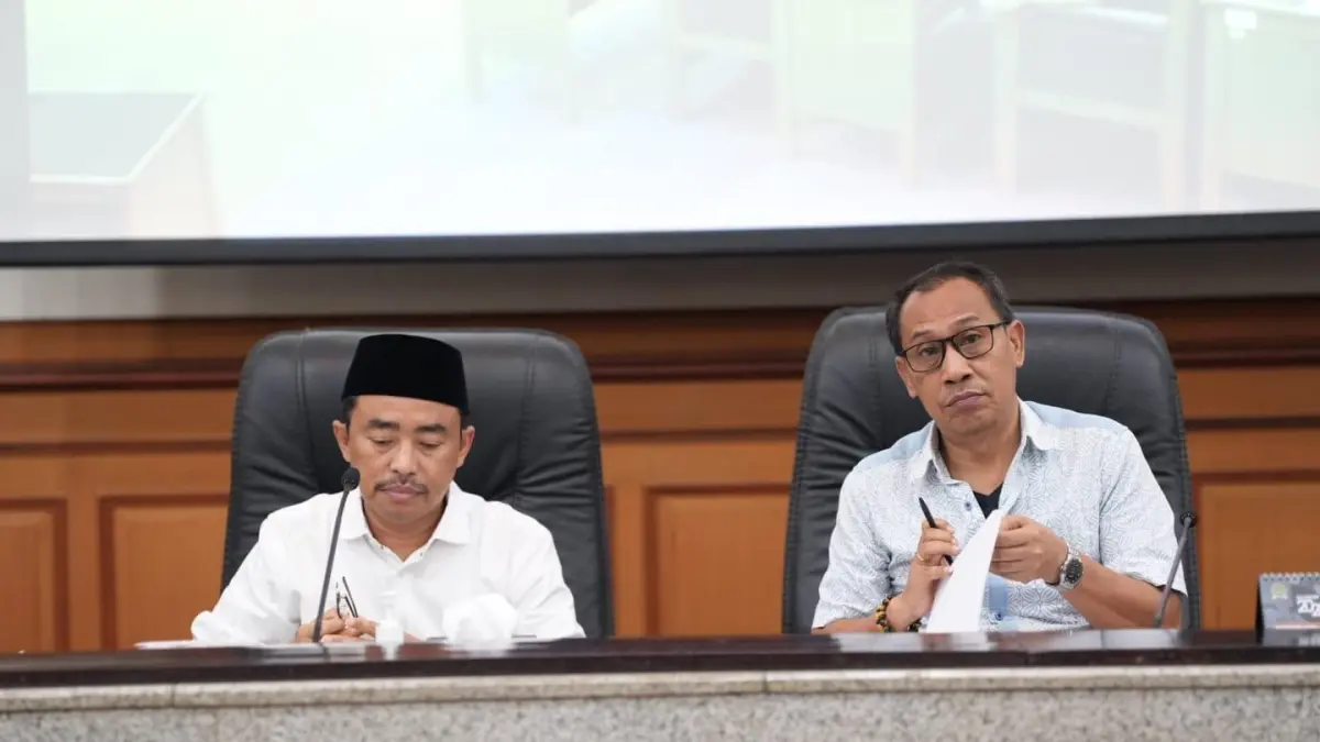 RAPAT : Ketua Badan Pembentukan Peraturan Daerah (Bapemperda) DPRD Gresik, Khoirul Huda, saat memimpin jalannya pembahasan terkait Ranperda RTRW. (Fajar/Radar Gresik) 