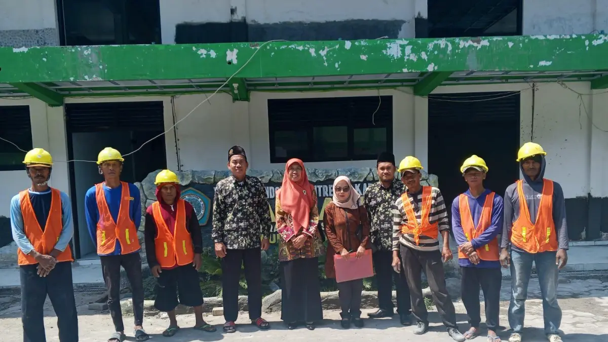 SURVEI : Perwakilan Kemenag Gresik saat terjun ke lapangan di MI Alkarimi, Tebuwung, Dukun, Gresik, terkait rencana realisasi bantuan gedung baru. (Fajar/Radar Gresik) 
