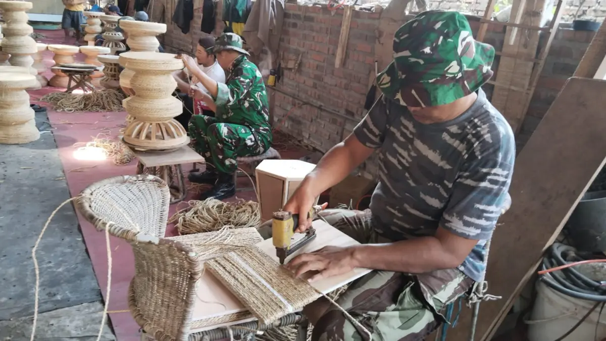 Belajar : Satgas TMMD dorong kebangkitan ekonomi kreatif dengan belajar anyaman. (Ist/Radar Gresik) 