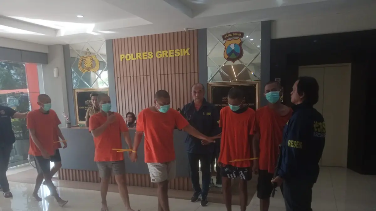 Ditangkap : Para terangka pengeroyokan saat diamankan di Mapolres Gresik Polres .