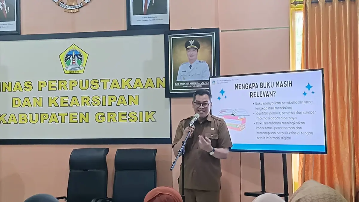 Hari Buku : Kepala Dispusip Kabupaten Gresik, Budi Raharjo saat membuka forum konsultasi publik. (Foto: FAJAR/RADAR GRESIK)