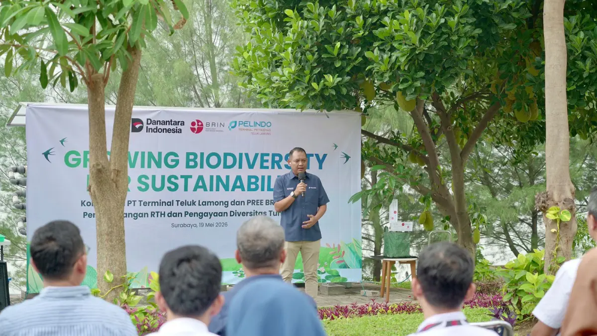 Langkah Nyata : Direktur Operasi PT Terminal Teluk Lamong, Muhammad Syukur saat meluncurkan Green House “Titik Hijau” sekaligus menerima tanaman langka dari Kebun Raya Purwodadi. (Ist/Radar Gresik) 