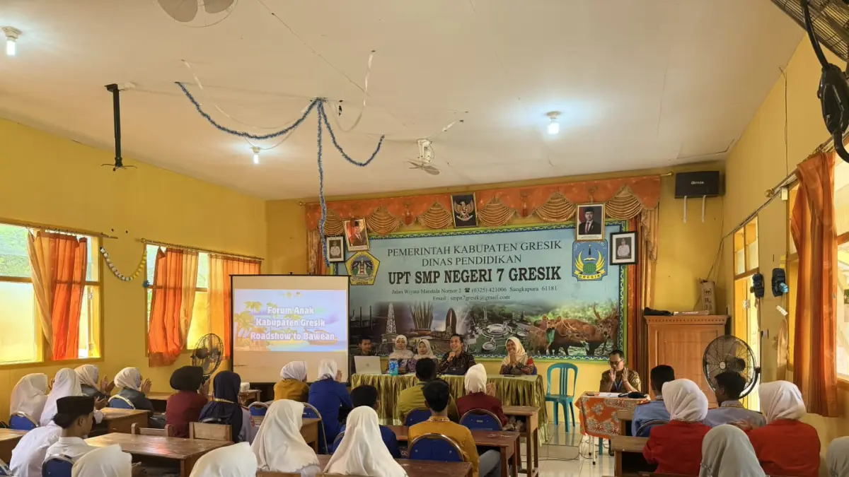 Paparan : Pegawai KBPPPA Gresik saat sosialisasi sekolah ramah anak di Pulau Bawean Gresik. (Ist/Radar Gresik) 