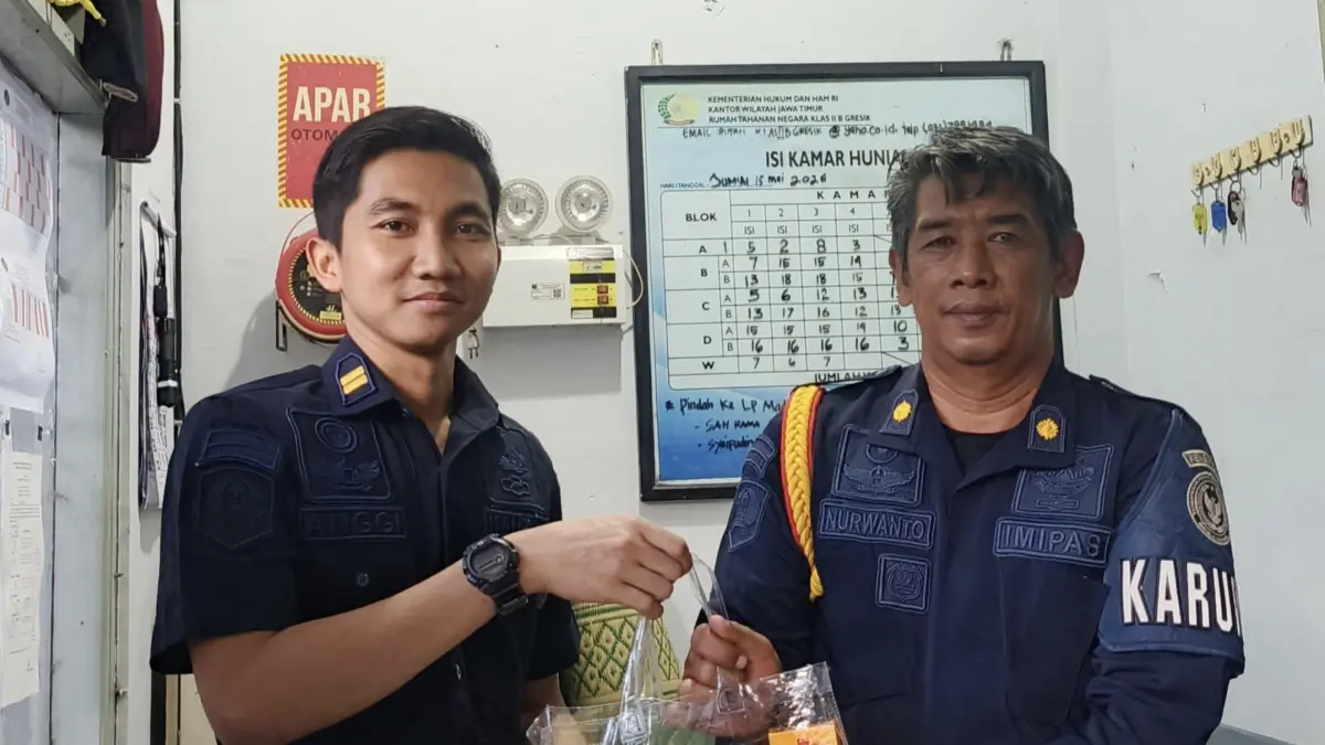 Peduli : Kepala Sub Seksi Pelayanan Tahanan Rutan kelas IIB Gresik, Anggi Fauzi saat membagikan Medical Kit untuk petugas penjagaan di Rutan Kelas IIB Gresik. (Ist/Radar Gresik) 