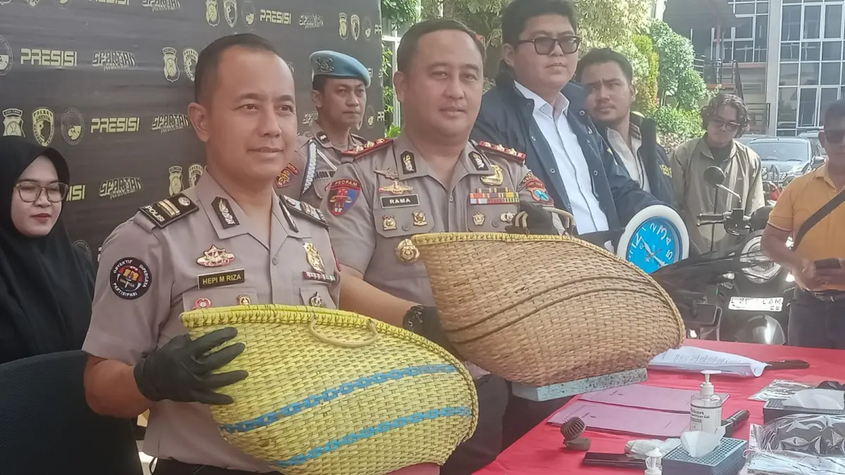 Saksi Bisu : Kapolres Gresik AKBP Ramadhan Nasution saat menunjukkan sejumlah barang bukti yang diamankan di Mapolres Gresik. (Yudhi/Radar Gresik) 