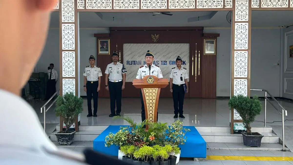Khidmat : Kepala Rutan Gresik Eko Widiatmoko  bertindak sebagai inspektur upacara peringati Harkitnas dengan di ikuti jajaran dan warga binaan. (Yudhi/Radar Gresik) 
