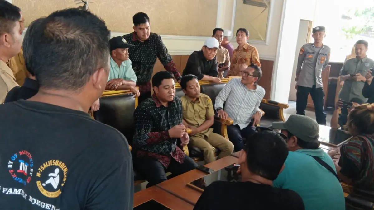 MEDIASI: Ketua DPRD Kabupaten Gresik, Muhammad Syahrul Munir bersama para pedagang Semambung Driyorejo Gresik saat melakukan mediasi di ruang DPRD Gresik. (Foto: FAJAR/RADAR GRESIK)
