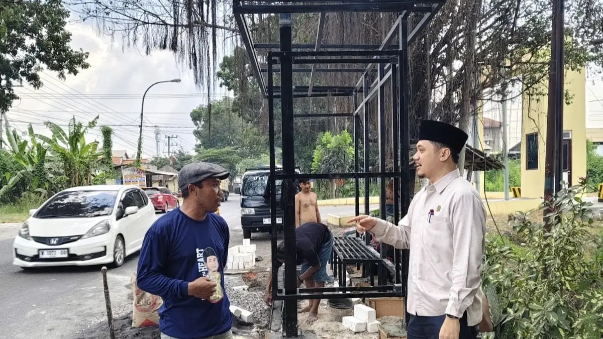 Pantau : Anggota Dewan Perwakilan Rakyat Daerah (DPRD) Kabupaten Gresik Muhammad Kurdi saat meninjau ke lokasi. (Fajar/Radar Gresik) 