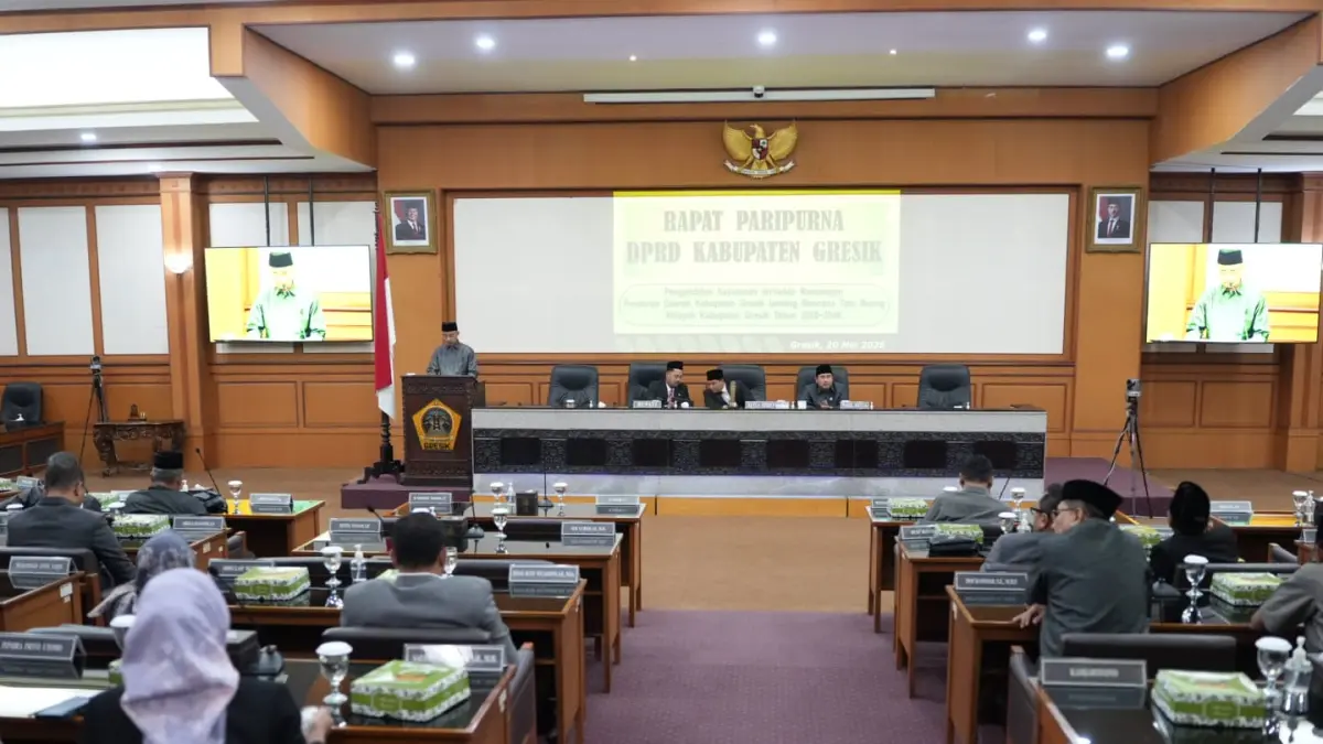 RAPAT: Ketua Bapemperda DPRD Gresik Khoirul Huda dalam rapat Paripurna terkait RTRW 2026-2046.