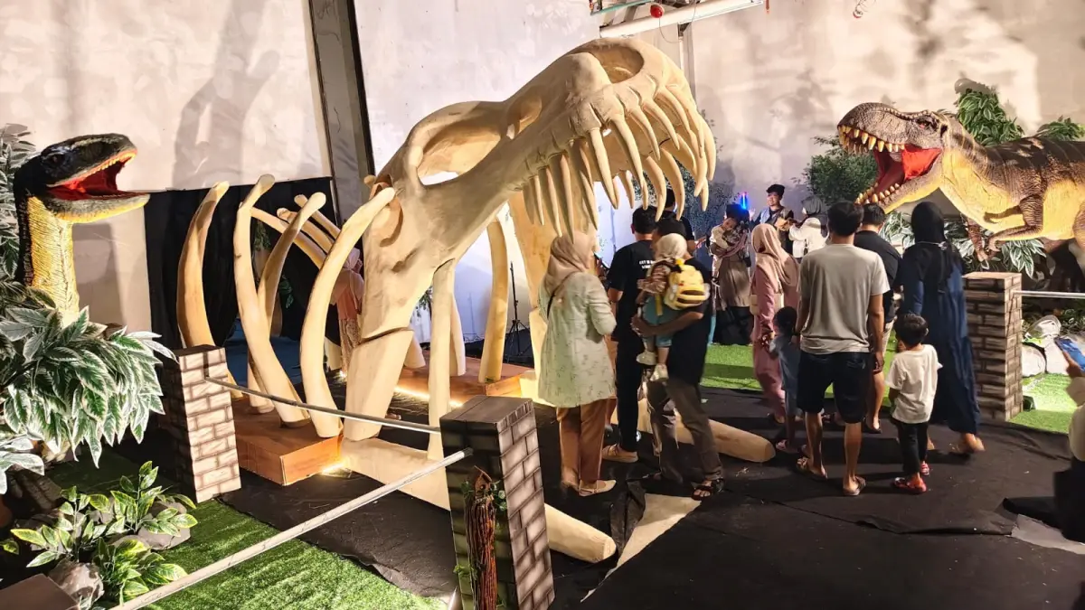 SERU : Para pengunjung saat menikmati wahana Dinosaur Show di Icon Mall Gresik. 