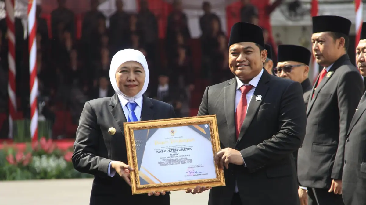 Bangga: Ketua DPRD Gresik, M. Syahrul Munir didampingi Sekwan Mokh Najikh saat menerima penghargaan JDIH Terbaik I dari Gubernur Jatim Khofifah Indar Parawansa di Gedung Negara Grahadi, Surabaya. (Ist/Radar Gresik) 