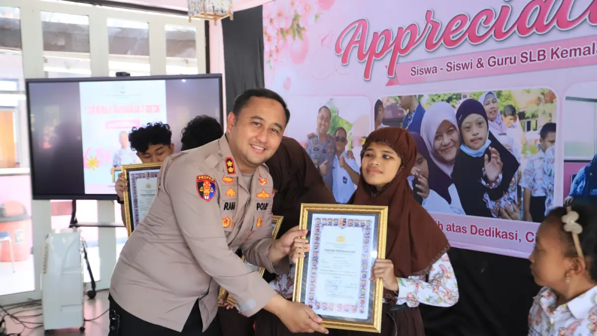 Beri Dukungan : Kapolres Gresik AKBP Ramadhan Nasution berkunjung dan memberikan apresiasi langsung kepada puluhan siswa dan guru berprestasi di SLB Kemala Bhayangkari 2 Gresik. (Ist/Radar Gresik) 