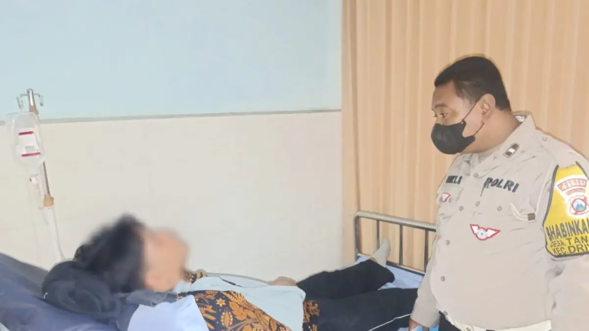 DIRAWAT: Pengendara Honda CBR saat mendapat perawatan medis secara intensif usai mengalami kecelakaan di simpang tiga depan tambal ban Tip Top, Desa Randegansari, Kecamatan Driyorejo, Gresik. (Ist/Radar Gresik) 