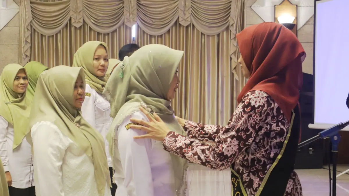 Resmi : Bunda PAUD Kabupaten Gresik, Ny. Nurul Haromaini Fandi Akhmad Yani secara resmi telah mengukuhkan Tim Kelompok Kerja (Pokja) Bunda PAUD Kabupaten Gresik periode 2025–2029.