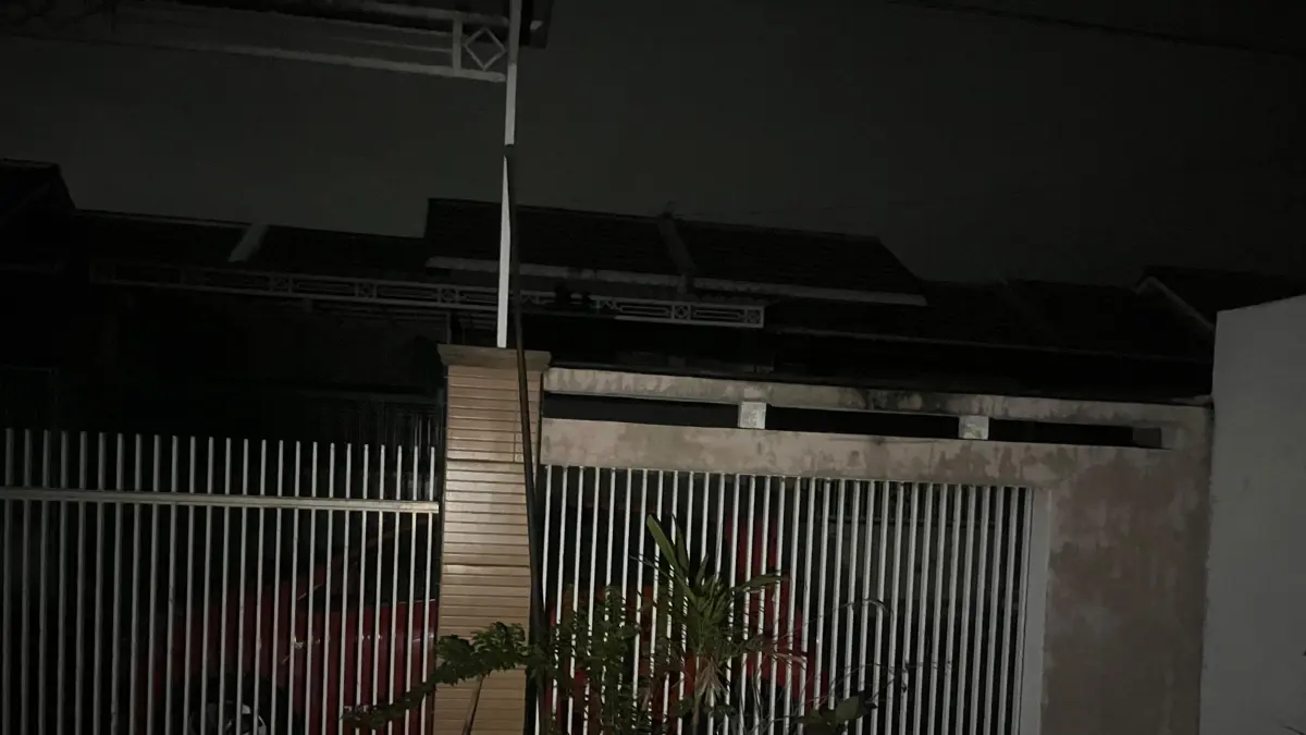 PADAM SERENTAK : Sejumlah wilayah di Gresik mengalami mati lampu serentak, (HANY/ RADAR GRESIK)