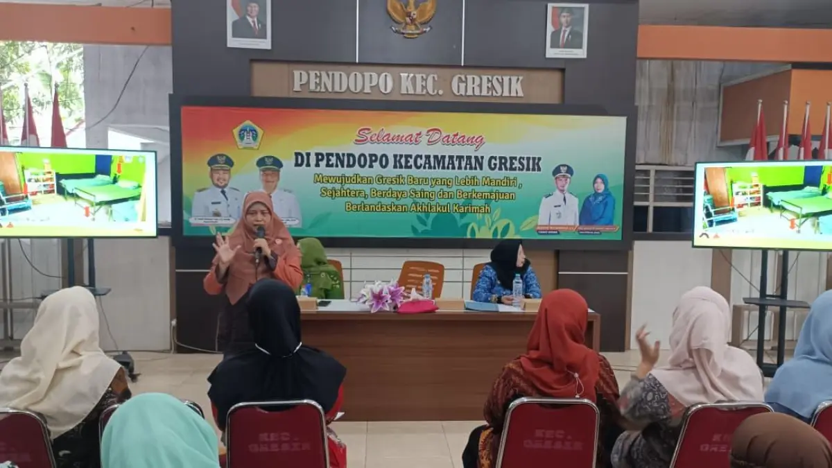 SOSIALISASI: Suasana pemaparan materi dalam agenda penguatan dan optimalisasi peran UKS yang disosialisasikan di Pendopo Kecamatan Gresik. (Fajar/Radar Gresik) 