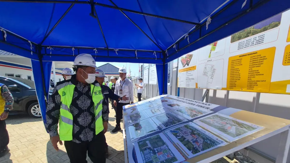 Tinjau: Bupati Gresik Fandi Akhmad Yani saat meninjau langsung progres pembangunan fasilitas gedung Sekolah Rakyat di Desa Raci Tengah, Kecamatan Sidayu, Gresik. (Ist/Radar Gresik) 