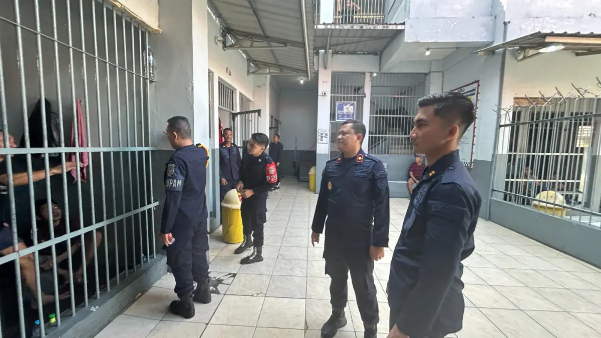 Turun Langsung: Kepala Rutan Kelas IIB Gresik, Eko Widiatmoko saat memimpin langsung personelnya untuk mengontrol kondisi blok hunian warga binaan satu per satu. (Ist/Radar Gresik) 