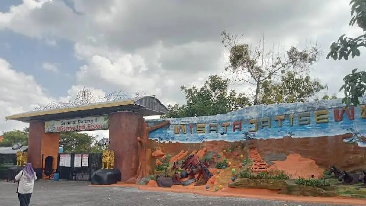 BELUM BERIZIN DASAR: Lanskap area gerbang dan wahana Wisata Jati Sewu yang berlokasi di Desa Pengalangan, Kecamatan Menganti, Gresik, yang kini operasionalnya disorot pasca-insiden korban tenggelam. (Ist/Radar Gresik) 