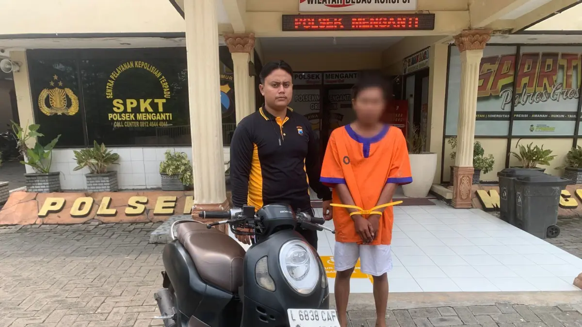 DIAMANKAN: Tersangka begal berinisial RHN saat dijebloskan ke sel tahanan mapolsek beserta barang bukti sepeda motor matik milik korban ojol yang berhasil disita kembali oleh Unit Reskrim Polsek Menganti. (Ist/Radar Gresik) 