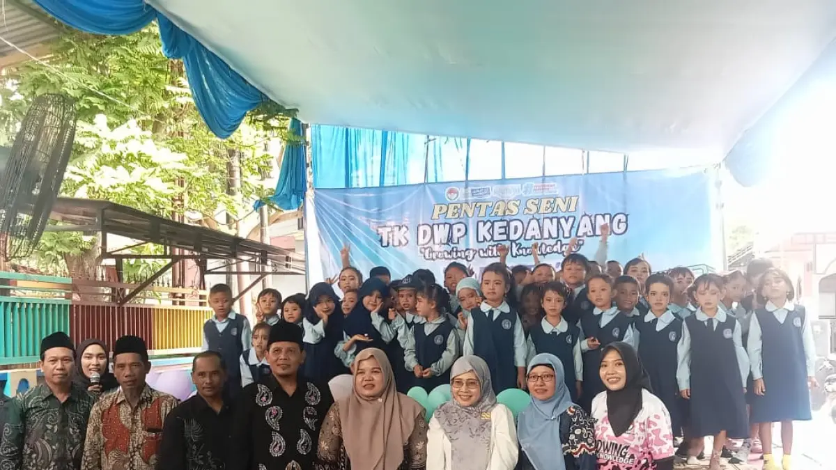 Keceriaan, semangat, dan kreativitas luar biasa mewarnai gelaran pentas seni BESTI (Bersama Ekspresikan Seni Tumbuhkan Inspirasi) yang diselenggarakan oleh TK DWP Kedanyang. (Iza/Radar Gresik) 