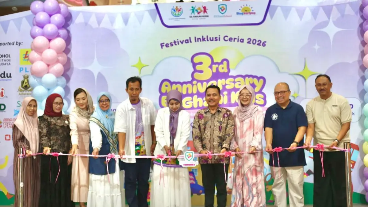 LEGALITAS PENUH : Momen pemotongan pita secara simbolis menandai tonggak sejarah baru diresmikannya El Ghani School dalam acara Festival Inklusi Ceria 2026 di Gress Mall Gresik. (NOVIA/ RADAR GRESIK)