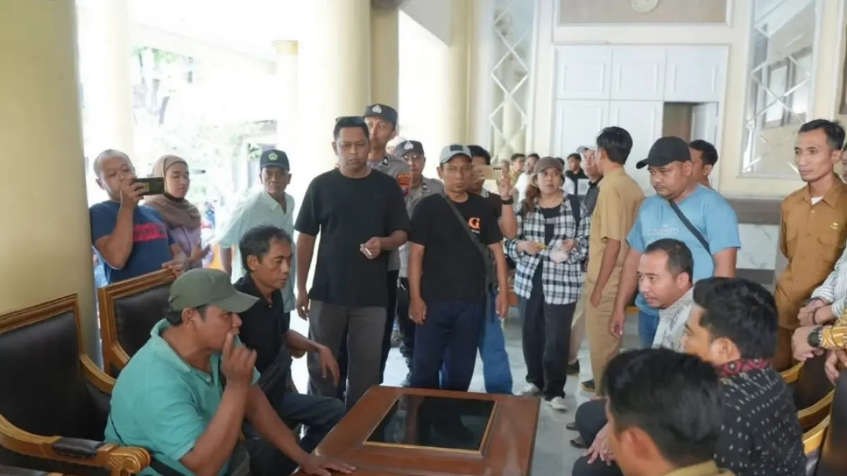 MEDIASI: Ketua DPRD Gresik Muhammad Syahrul Munir saat berdiskusi dan melakukan mediasi dengan perwakilan pedagang terdampak penertiban kawasan Semambung, Driyorejo, Gresik. (Fajar/Radar Gresik) 