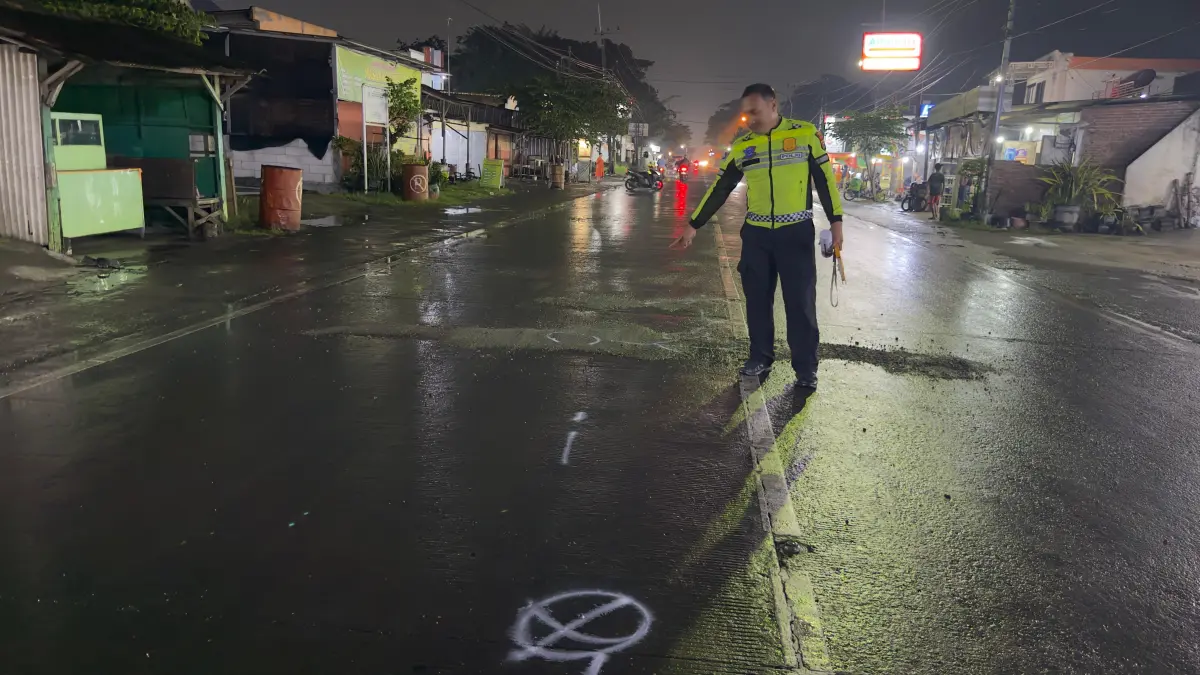 OLAH TKP: Personel Kepolisian Sektor (Polsek) Wringinanom saat melakukan rekonstruksi awal dan olah tempat kejadian perkara (TKP) kecelakaan maut yang menewaskan dua orang remaja. (Yudhi/Radar Gresik) 