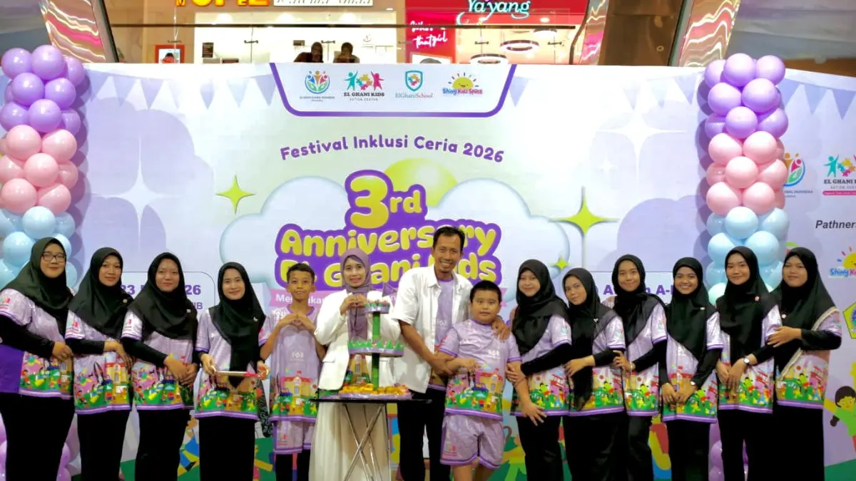 SENYUM CERIA : Para tenaga pendidik El Ghani School berkomitmen penuh untuk menghadirkan pendidikan yang lebih terarah dan berkelanjutan bagi anak-anak hebat. (NOVIA/ RADAR GRESIK)