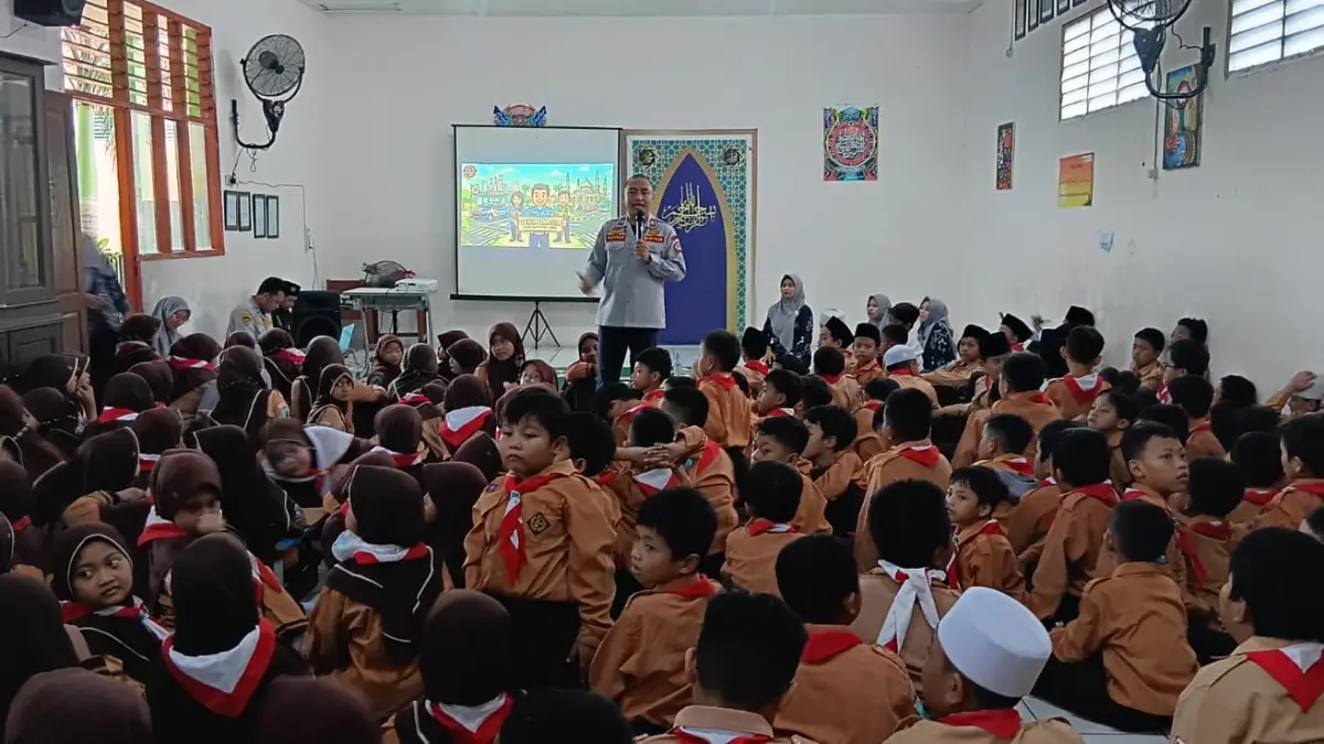SOSIALISASI: Kepala UPT Pengelolaan Prasarana Perhubungan Wilayah Kota Dishub Gresik, Muhammad Mansyur Arif saat memberikan penjelasan interaktif mengenai arti warna dan lambang rambu-rambu lalu lintas kepada para siswa.