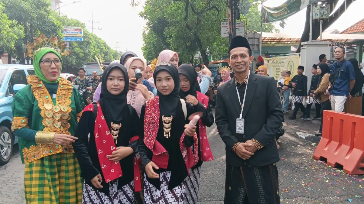Berbudaya : Kepala MI Ma’arif Sidomukti Hery Antono mendampingi para siswa yang tampil anggun mengenakan baju adat tradisional Nusantara. (Fajar/Radar Gresik) 