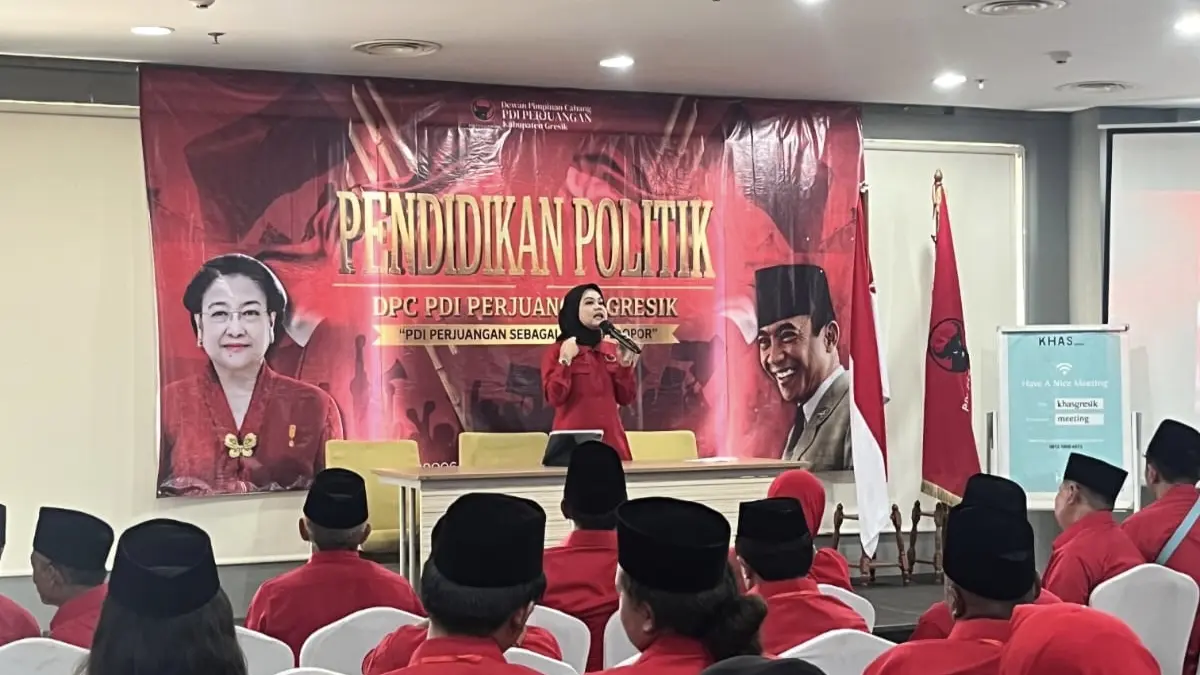 Khidmat : Ratusan pengurus PAC PDI Perjuangan se-Kabupaten Gresik mendapatkan pembekalan ideologis dan materi kepemimpinan langsung dari Anggota DPR RI Komisi VII, Nila Yani Hardiyanti. (Ist/Radar Gresik) 