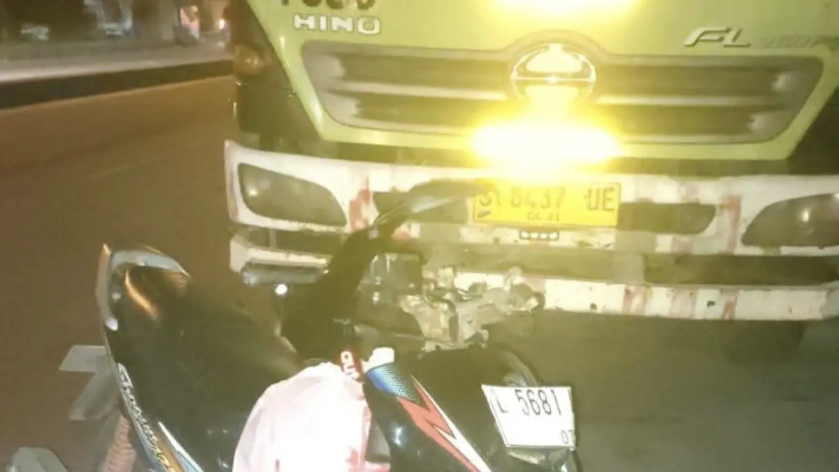 Nahas : Motor dan Truk yang terlibat kecelakaan maut di depan Balai Desa Duduksampeyan, Jalan Raya Duduksampeyan, Gresik. (Ist/Radar Gresik) 