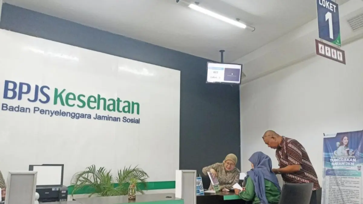 Petugas BPJS Kesehatan Cabang Gresik saat menunjukkan dan memandu warga mengenai cara praktis mengaktifkan kembali kepesertaan BPJS Kesehatan yang nonaktif melalui ekosistem digital.