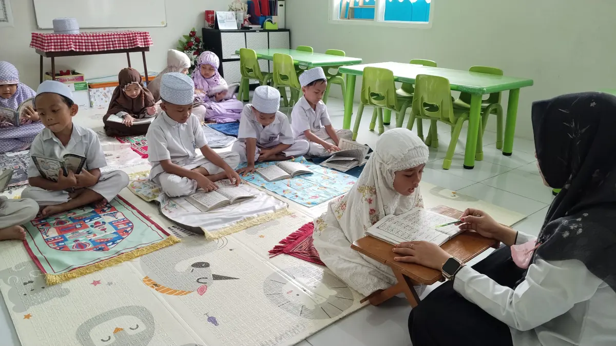 LINGKUNGAN LUAS: Suasana keceriaan siswa-siswi KB-TK Islam Al Azhar 69 Gresik saat memanfaatkan fasilitas bermain outdoor dan playground luas yang dirancang khusus untuk menstimulasi tumbuh kembang anak. (Riri/Radar Gresik) 