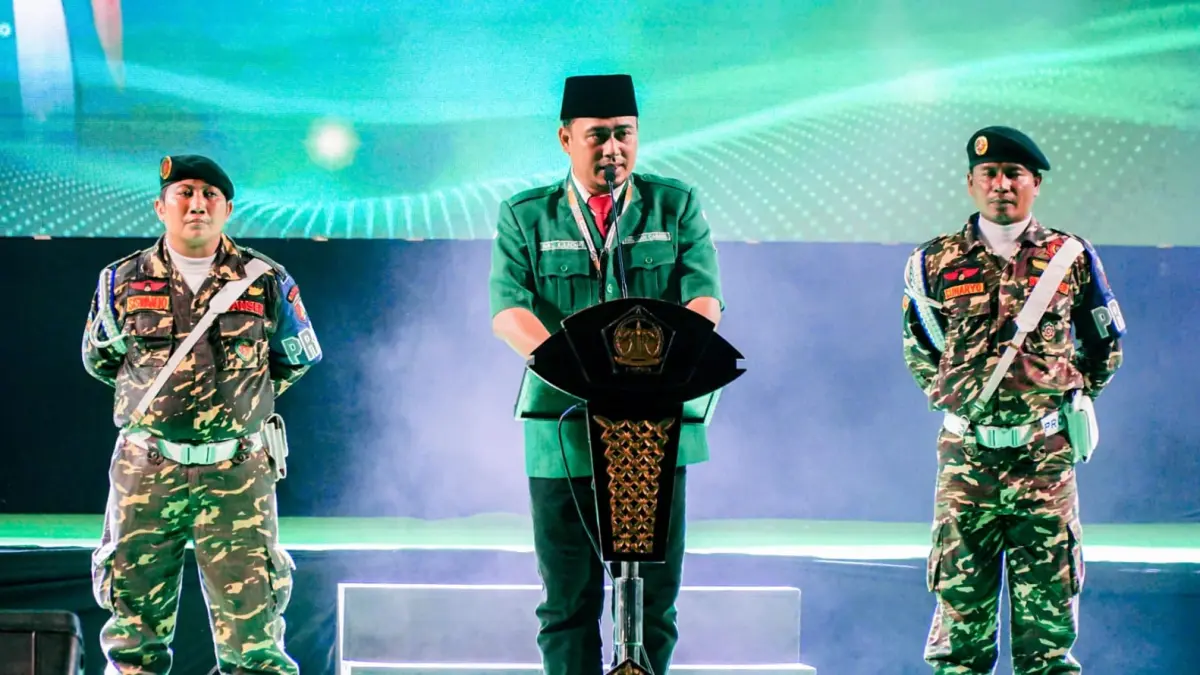 MENGAJAK: Ketua PC GP Ansor Kabupaten Gresik, M. Lutfi Khambali, saat memberikan keterangan pers terkait pentingnya literasi digital dan tabayun dalam menyaring informasi viral di media sosial.