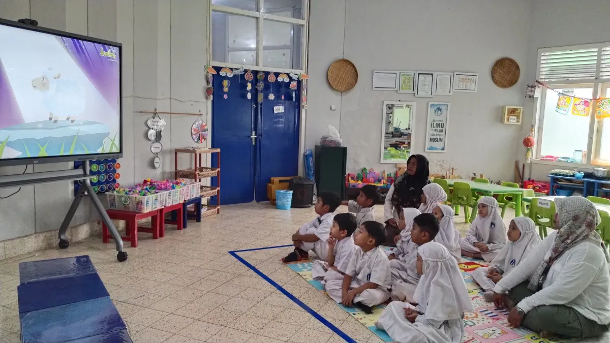 Nyaman : Ruang kelas yang luas dilengkapi AC dan LED memberikan pengalaman belajar yang aman dan nyaman bagi anak didik. (Riri/Radar Gresik) 