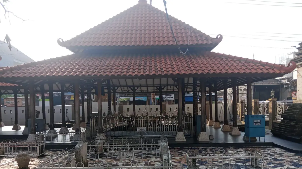 SEPI: Suasana pelataran dan lorong utama menuju cungkup makam Syekh Maulana Malik Ibrahim yang tampak lengang dari hilir mudik pengunjung menjelang Iduladha. (Fajar/Radar Gresik) 