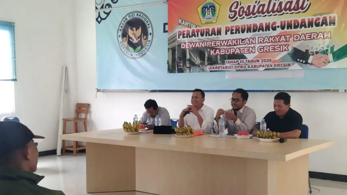 SOSIALISASI: Anggota Komisi IV DPRD Kabupaten Gresik, Sudadi, saat memaparkan poin-poin krusial perlindungan pelaku usaha lokal dalam agenda Sosialisasi Perda di Kecamatan Benjeng, Gresik. (Fajar/Radar Gresik) 