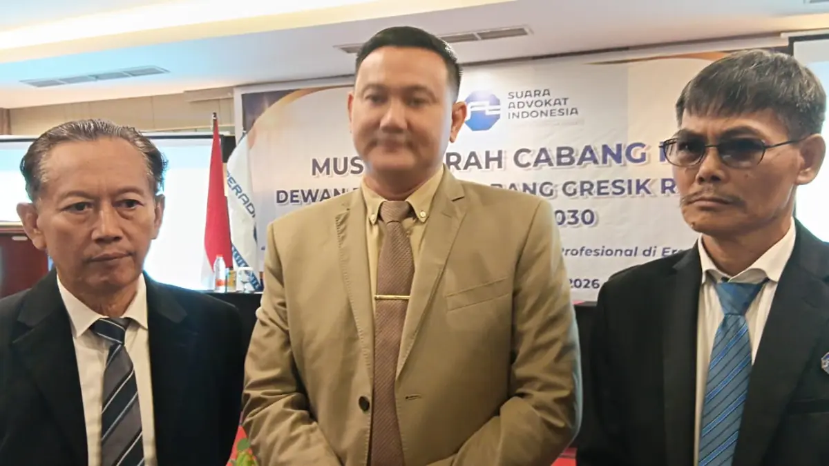 TERPILIH: Michael Supriyadie (tengah) saat resmi memimpin DPC Peradi SAI Gresik Raya dalam Muscab II di Hotel Horison, Gresik. (Fajar/Radar Gresik(