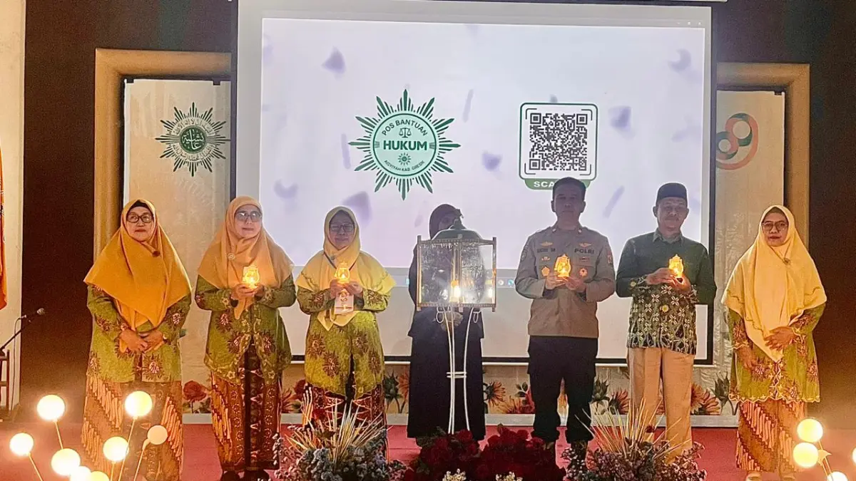 LAUNCHING POSBAKUM ‘AISYIYAH: Puncak Milad ke-109 ‘Aisyiyah ditandai dengan peluncuran Posbakum ’Aisyiyah oleh PDA Gresik, Innik Hikmatin, S.Pd., M.Pd.I. yang disaksikan langsung oleh PWA Jawa Timur, yakni Dra. Hj. Siti Dalilah Candrawati, M.Ag. (Wakil Pimpinan sekaligus pendamping wilayah kerja Surabaya Raya), Dra. Sri Pratiwi Ningrum, M.H.E.S. (Sekretaris Majelis Hukum dan HAM), Ketua PDM Kabupaten Gresik H. Muhammad Thoha Mahsun, S.Ag., M.Pd.I., M.HES., serta mendapat dukungan penuh dari Kapolsek Kebomas Kompol Gatot Setyo Budi, S.H., M.H. (NOVIA/ RADAR GRESIK)