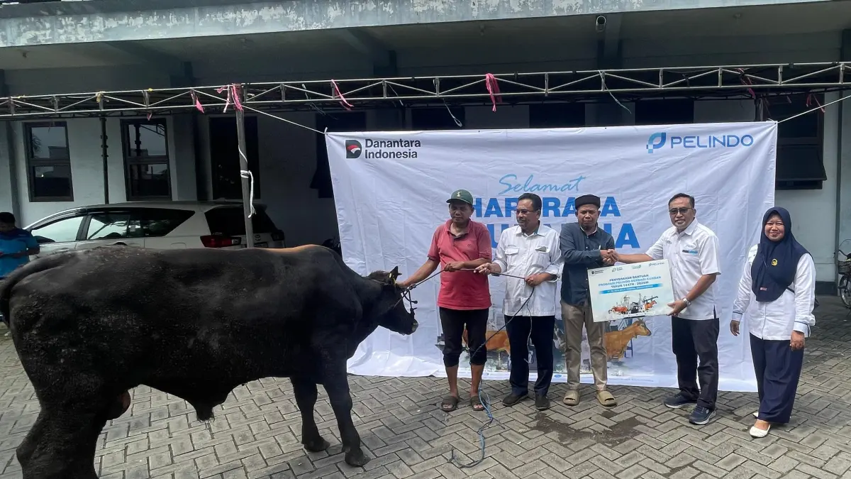 Branch Manager PT Pelindo Multi Terminal Branch Gresik, Sutopo (dua dari kanan) menyerahkan hewan kurban kepada pengurus masjid sekitar.