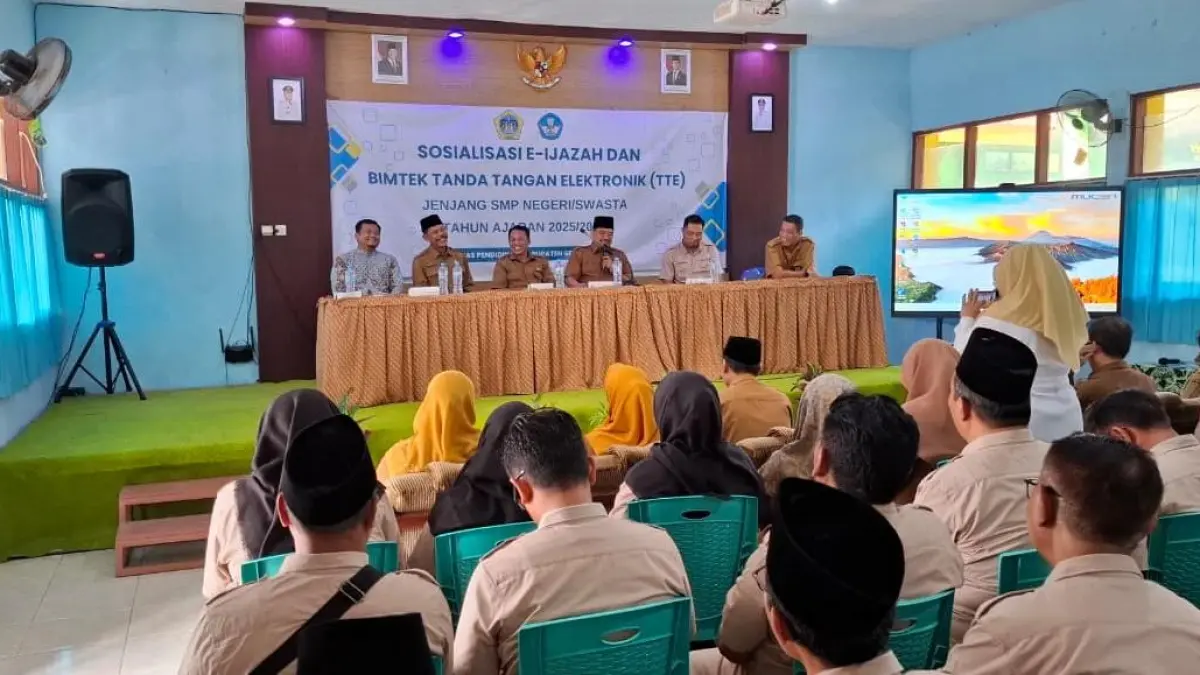 Dinas Pendidikan Kabupaten Gresik bersama MKKS SMP Negeri dan Swasta menggelar verifikasi berkas kelulusan untuk sekitar 11.553 siswa. (Fajar/Radar Gresik) 