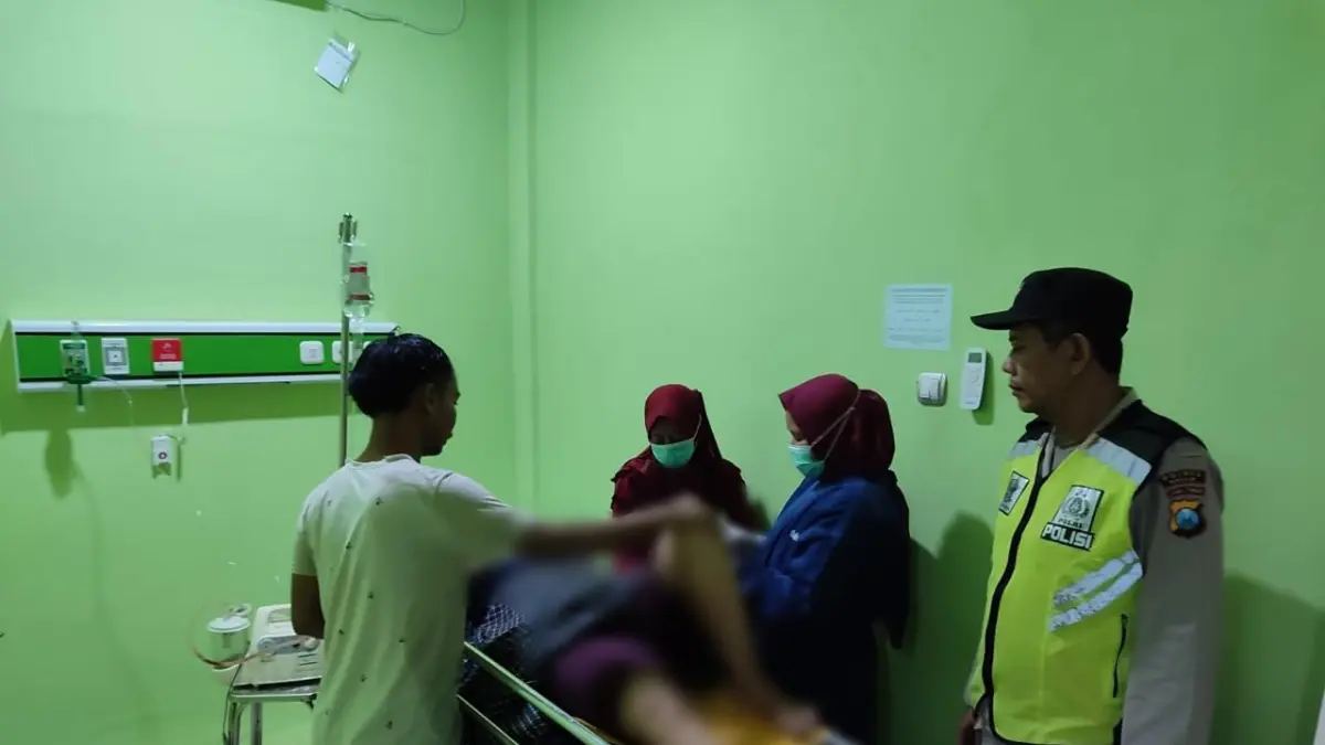 Kecelakaan lalu lintas melibatkan sepeda motor Honda Vario dan sebuah dump truk terjadi di Jalan Raya Desa Masangan. (Yudhi/Radar Gresik) 
