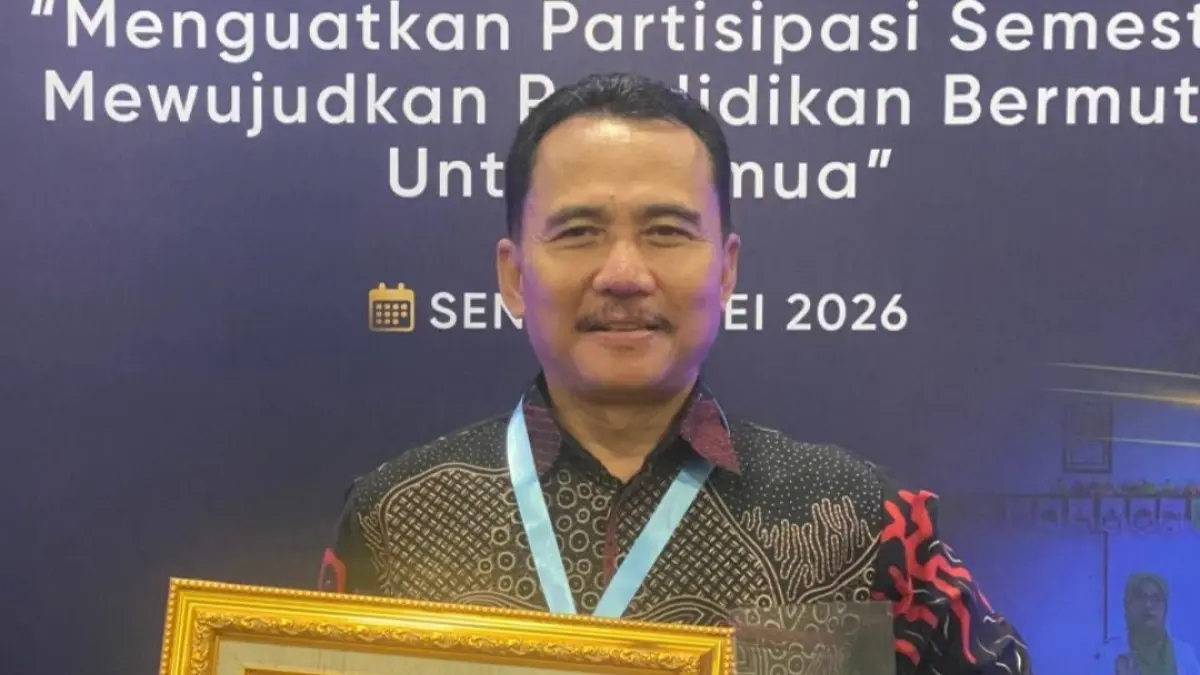 Kepala Dinas Pendidikan Kabupaten Gresik, Dr. S. Hariyanto, S.Pd., M.M. usai menerima penghargaan tingkat nasional. (Ist/Radar Gresik) 