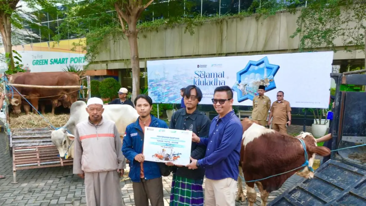 Menjelang Hari Raya Idul Adha 1447 H/2026, PT Terminal Teluk Lamong (TTL) kembali memperkuat jalinan silaturahmi dan tanggung jawab sosial dengan membagikan bantuan hewan kurban. (Ist/Radar Gresik) 