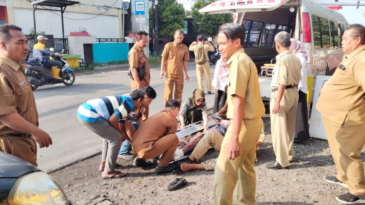 Sigap : Proses evakuasi korban kecelakaan di Jalan Raya Desa Cerme Kidul, Kecamatan Cerme. (Ist/Radar Gresik) 