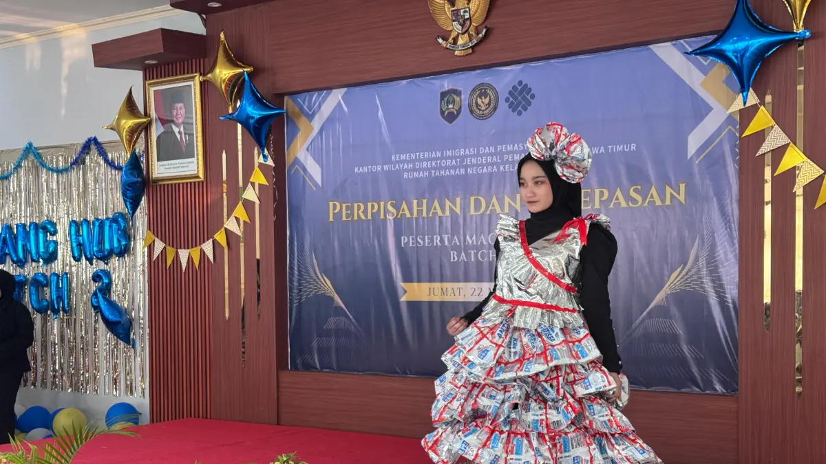Terampil: Seorang warga binaan Rutan Kelas IIB Gresik tampil menawan dan penuh percaya diri saat memperagakan busana haute couture berbahan dasar daur ulang limbah plastik serta mementaskan tari Damar Kurung khas Kota Pudak. (Yudhi/Radar Gresik) 