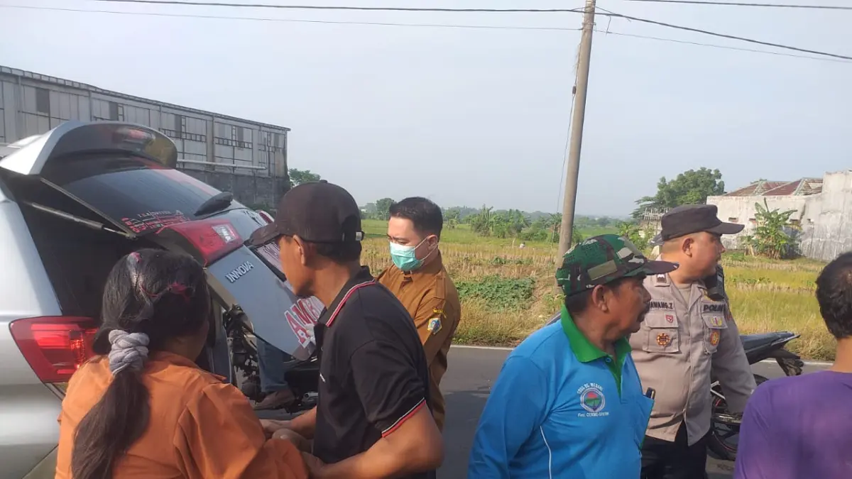 DIEVAKUASI: Polisi saat melakukan evakuasi korban kecelakaan lalu lintas yang terjadi di depan Gapura Desa Wedani, Jalan Raya Dungus, Kecamatan Cerme, Gresik. (Ist/Radar Gresik) 