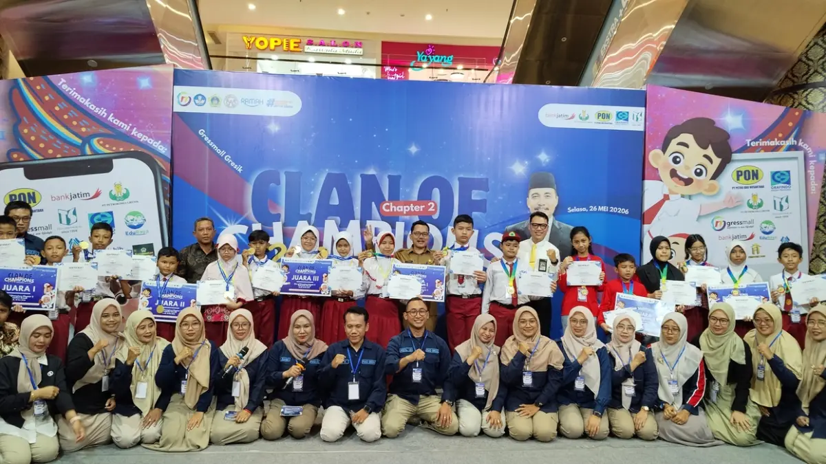 Kepala Dinas Pendidikan Kabupaten Gresik, Dr. S. Hariyanto bersama FKKG dan para juara berfoto bersama. (Riri/Radar Gresik) 